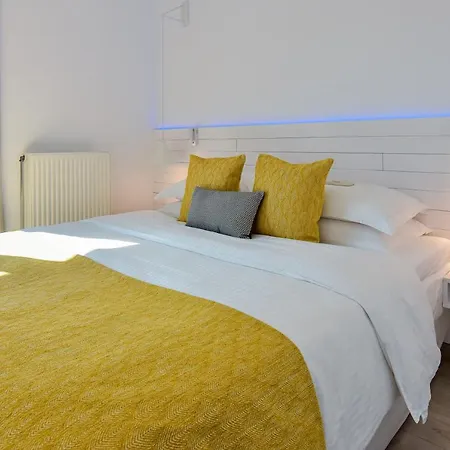 White Rock Milos * Adamantas (Milos)