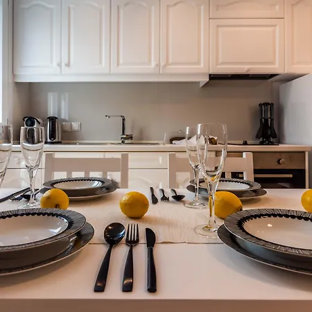 White Rock Milos Apartman Adámasz