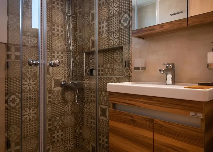 White Rock Milos * 阿达玛斯