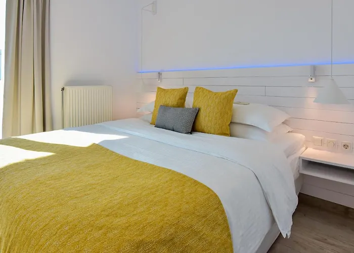 White Rock Milos * 阿达玛斯