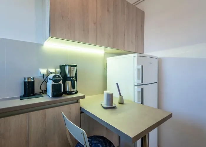 White Rock Milos * 阿达玛斯